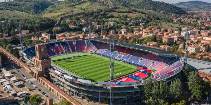 Bologna FC thi đấu ở sân vận động Renato Dall’Ara, được đặt theo tên của cựu chủ tịch câu lạc bộ, từ năm 1927