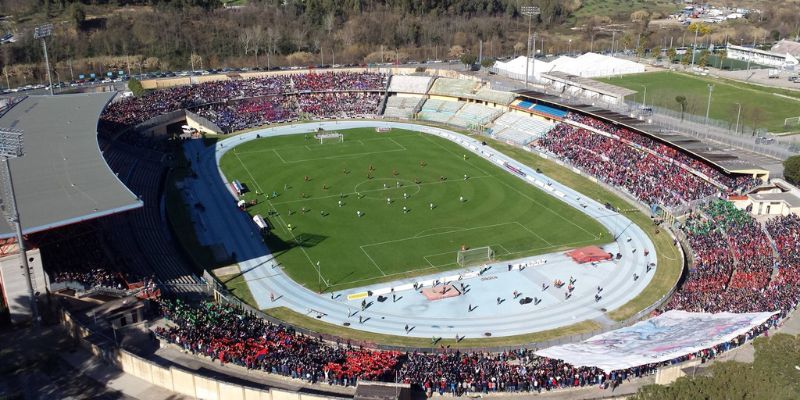 Sân nhà của Cosenza Calcio là Stadio San Vito-Gigi Marulla