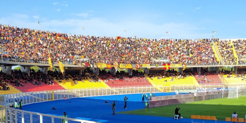 Lecce FC thi đấu trên sân nhà là Stadio Via del Mare, một sân vận động đa năng có sức chứa hơn 40.000 chỗ ngồi