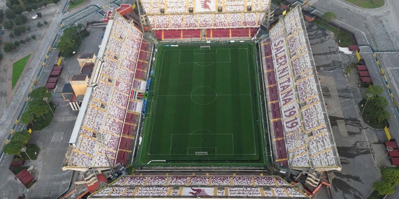 Sân vận động Stadio Arechi sân nhà của đội bóng nhìn từ trên cao